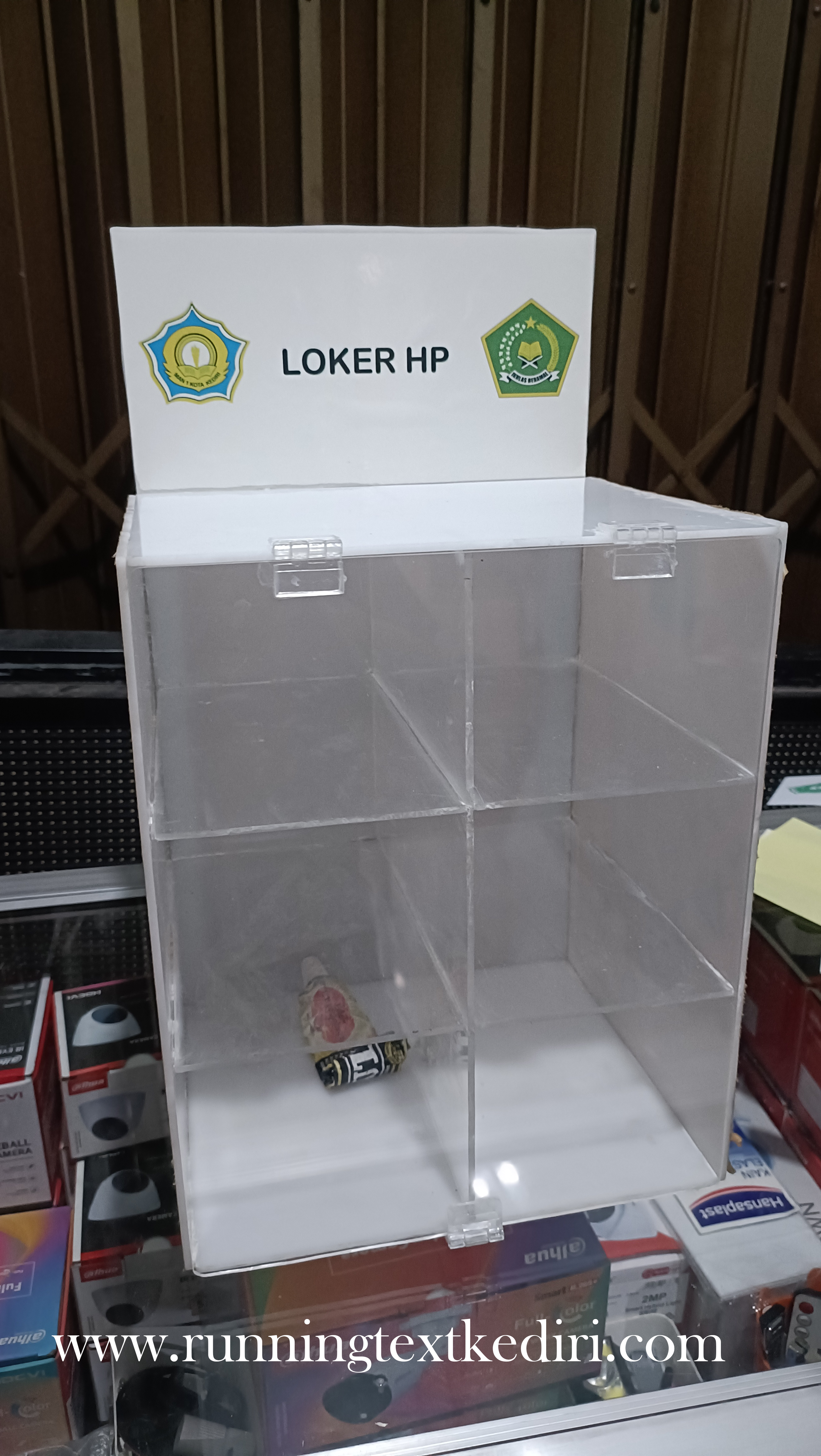 <p><strong>Apa itu akrilik wadah HP? &nbsp;</strong>Akrilik wadah HP adalah tempat dudukan kecil berbahan akrilik bening yang dirancang khusus untuk menahan ponsel agar bisa berdiri atau dipajang dengan rapi. Bahannya ringan, tapi cukup kuat dan tahan lama. Cocok digunakan di meja kasir, etalase konter HP, ruang kerja, atau bahkan untuk kebutuhan konten seperti video review produk. Meski terlihat simpel, tampilannya yang transparan membuat ponsel tampak lebih &ldquo;mahal&rdquo; dan rapi saat dipajang.</p>